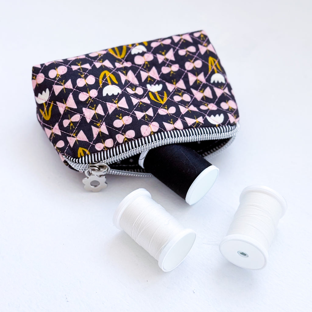 machine embroidery: in-the-hoop quilted zipper pouch